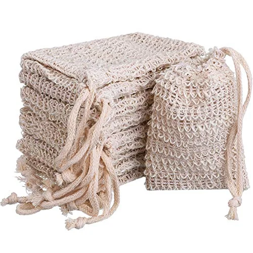 Une pile de dix sachets à savon en sisal naturel avec cordons