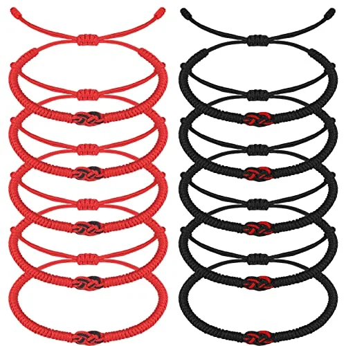 Dix bracelets en cordon tressé, rouges et noirs, sur deux colonnes